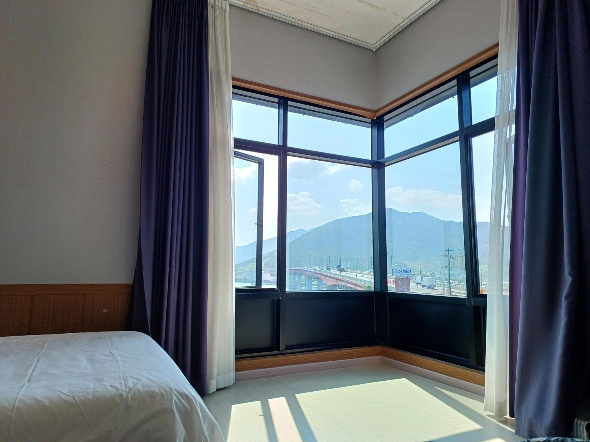 Tongyeong Bridge Hotel Экстерьер фото