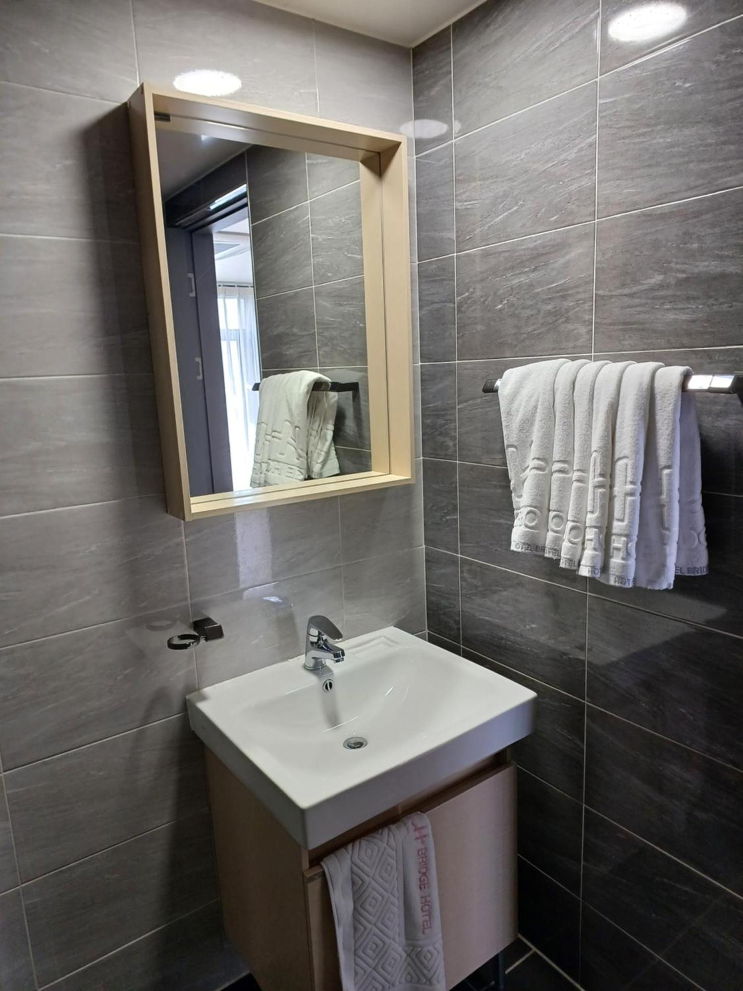 Tongyeong Bridge Hotel Экстерьер фото