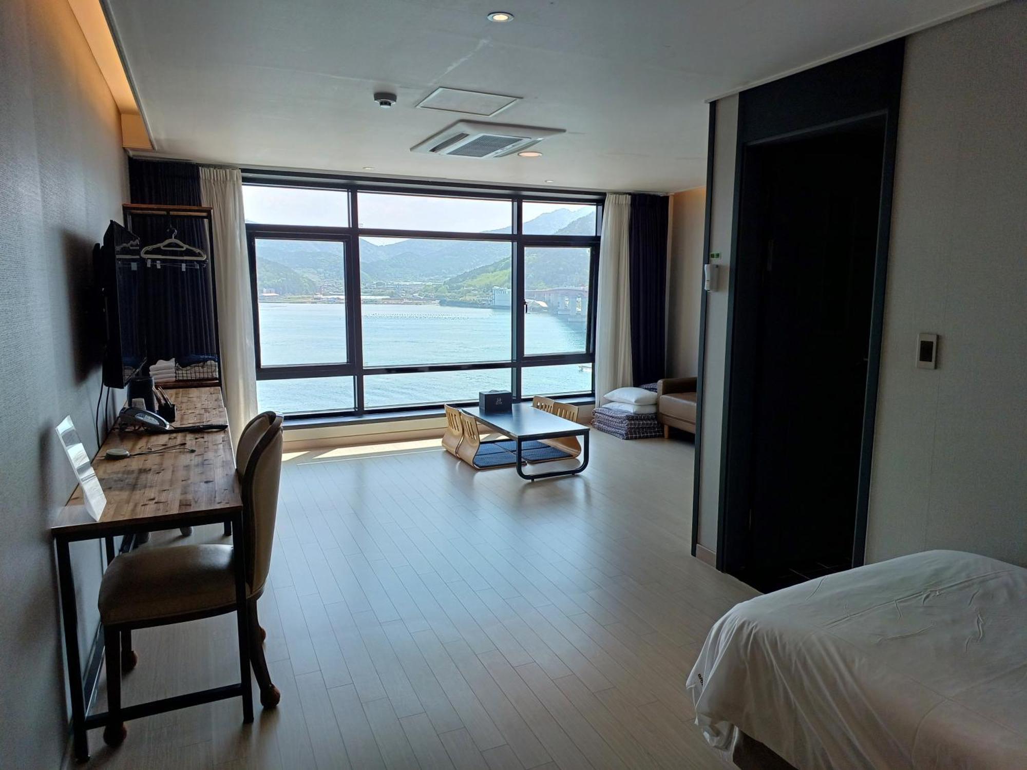 Tongyeong Bridge Hotel Экстерьер фото